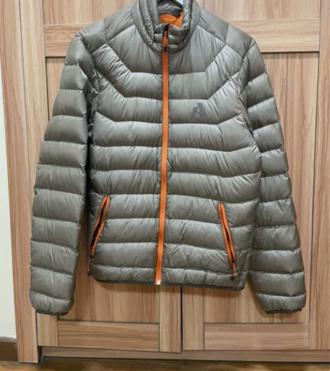 爱登堡男士羽绒服 M码 背后有点污渍 感兴...