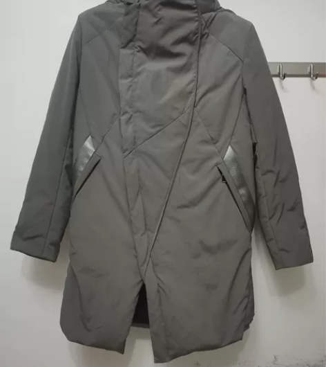 专柜男士羽绒服灰色，中长款，v型下摆，偏厚...