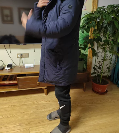 日本羽绒服男士，面料特别软一根毛梗没有，显...