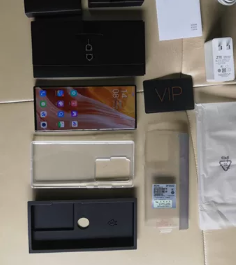 用不惯曲面屏，之前一直用了7寸屏手机，现出...