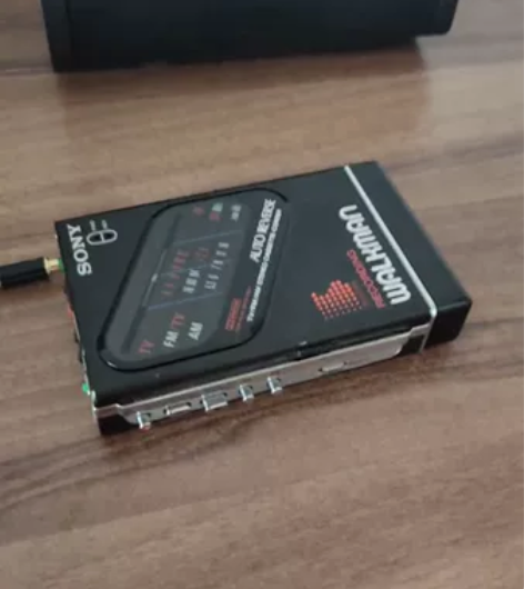 索尼Wm-F203磁带随身听一台。品相不错...