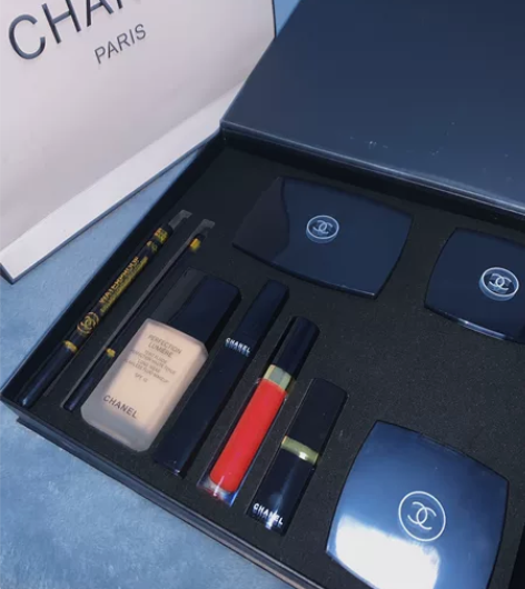 全套原包装 香奶奶彩妆九件套 （眼影粉底液...