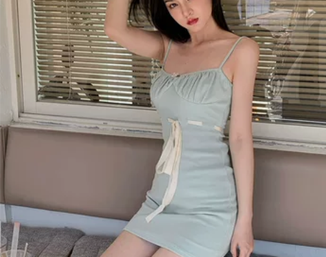 Lienni套头镂空方领短裙女 很甜又很性...