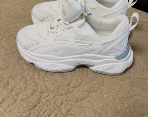 女士运动休闲鞋全新，买大了转让 感兴趣的话...