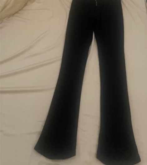 黑色马蹄裤牛仔裤，腰围66，裤长107。带...