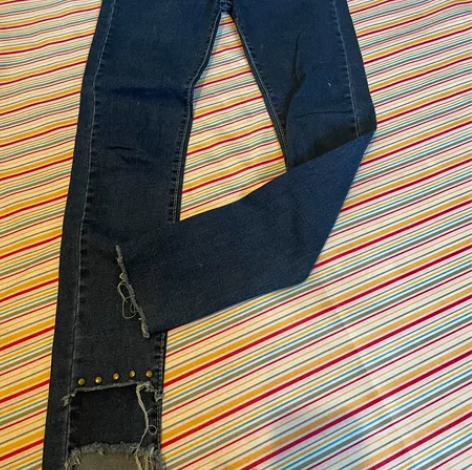 蓝色牛仔裤，牟钉，破洞 主页全场30.50...