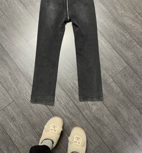 2022秋季新款黑色牛仔裤，后面拉链非常有...