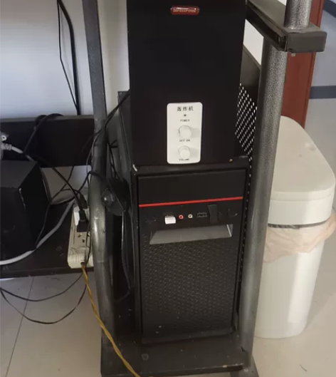 电脑主机加显示器配套键盘鼠标。外加防尘罩加...