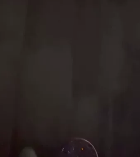 dbh滑板 玩一个月有明显的使用痕迹，也摔...