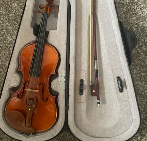 小提琴9成新，有需要联系。 感兴趣的话点“...