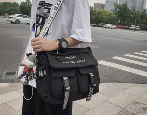 【全新包邮】ins潮牌单肩包男士时尚潮流大...