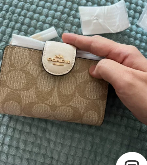 蔻驰最新款女士中长款钱包，款式C0082，...