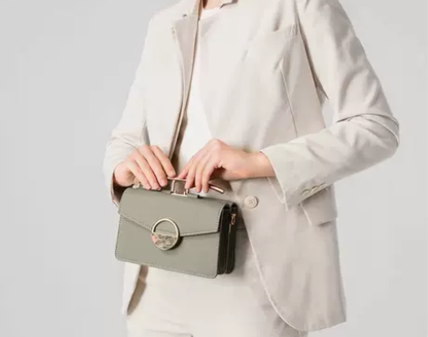 小ck新款单肩斜挎包半宝石链条女包 感兴趣...