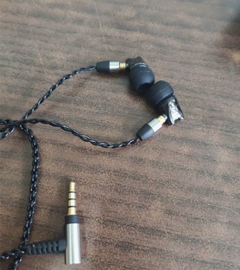 前段时间出差，自己的耳机没带，买了一个临时...