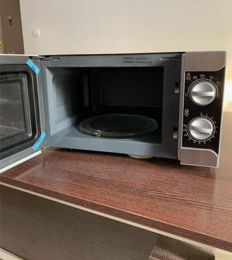 准备搬家。将正在使用的格兰仕微波炉超低价转...