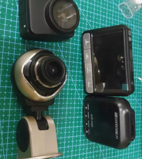 运动相机行车记录仪，4k那个是模型，两个正...