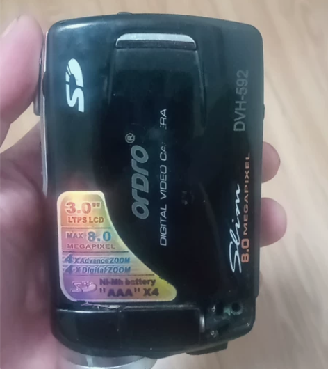 今天新收欧达摄像机一部。电池卡都在里头。外...