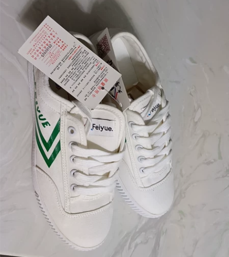 飞跃的小白鞋，是朋友送的，我的鞋太多了，一...