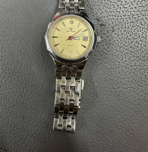 天王女表，电池没电了，老婆换下的手表，非常...