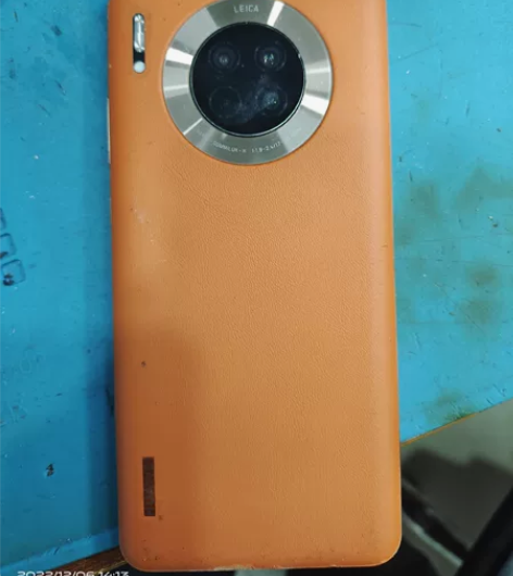 华为mate30  5G内爆 换过两次屏幕...