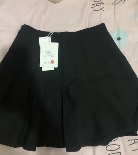 百褶裙m码，全新没摘吊牌，便宜出，售出不退...