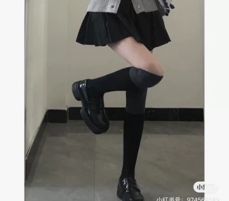 黑色百褶裙 腰围68 穿2 感兴趣的话点“...