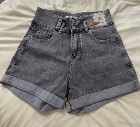 高腰A字牛仔短裤 状态:  全新无暇，没穿...
