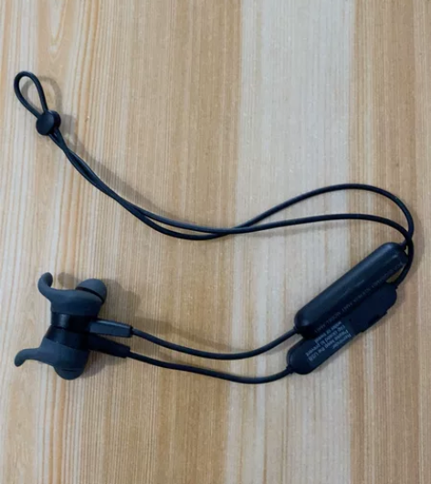 荣耀运动蓝牙耳机，型号应该是AM61，放家...