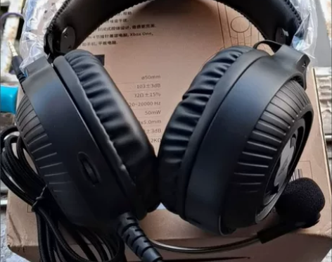 直播公司倒闭了，剩下几个电脑耳机低价处理....