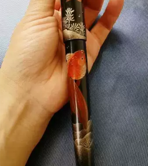 《金鱼》漆艺钢笔石沼凿琼瑶，金鳞数百条。年...