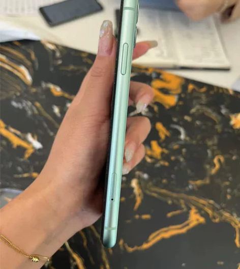 苹果11绿色 128g，成色如图，没有维修...
