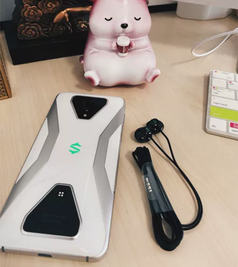 99新黑鲨游戏手机3 全能电竞屏 功能全好...