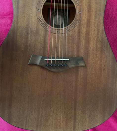 安德鲁民谣单板入门吉他 去年买的，因为没学...