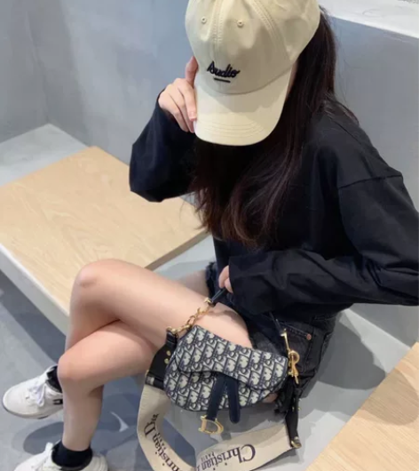 Dior 老花满印小号马鞍包 现货 感兴趣...