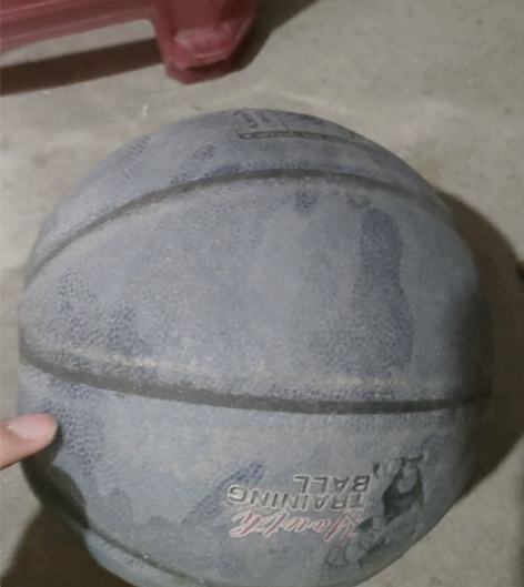 曼迪卡威儿童篮球 外表只是有点脏 磨损很小...