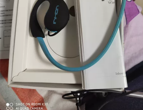 耳机 全新 不知道什么牌子的，今刚找出来的...