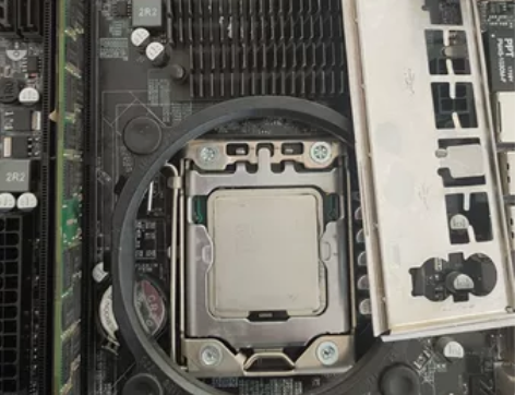 x58 主板支持服务器内存，开机通电不显示...