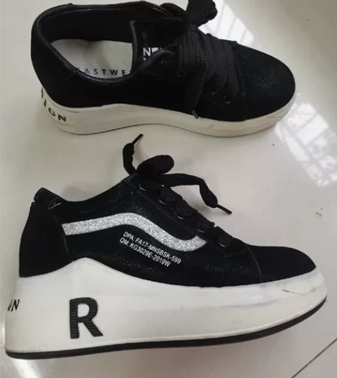 黑色休闲单鞋，鞋底很软，走路轻便，很新，没...