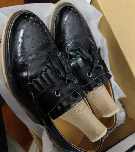 布洛克雕花皮鞋 9成新。 感兴趣的话点“我...