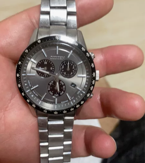 日本西铁城手表后盖有点划痕，3800多买的...