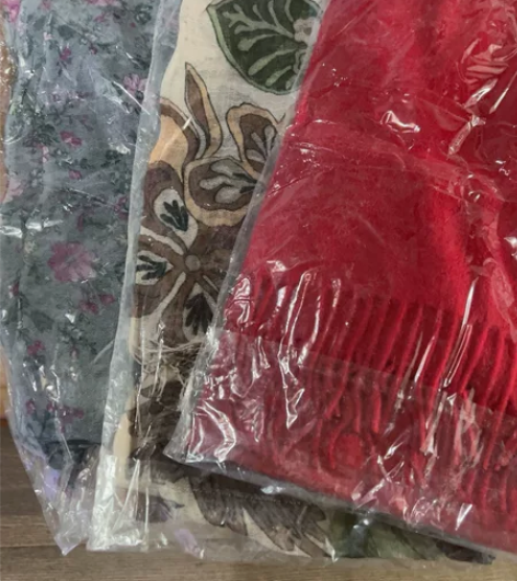 围巾是绒的面料，花色是棉纱面料，都是新的1...