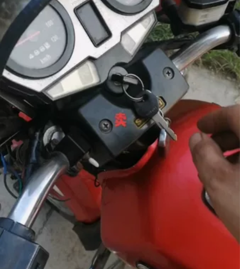 转让一辆自己骑的铃木王黑缸钻豹125摩托车...