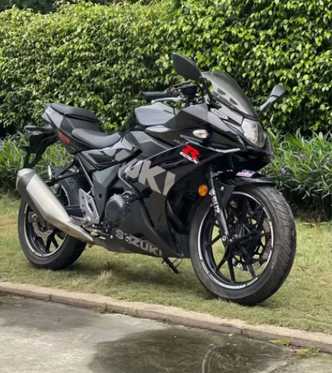 出售一辆一台 21年黑色铃木gsx250，...