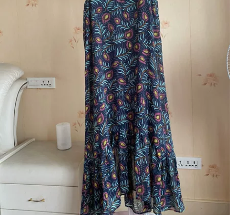 紫淑背带裙，里面套件白T很好看！ 感兴趣的...