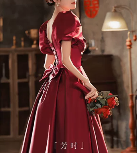 婚期已过，转卖在逃公主风敬酒服，衣服很显瘦...