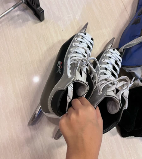 黑龙速滑冰鞋  不会滑摔哭了所以闲置了，冰...
