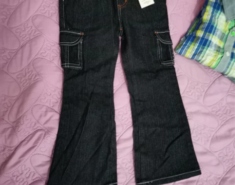 全新的外贸尾货牛仔裤是微喇叭，有带动物图的...