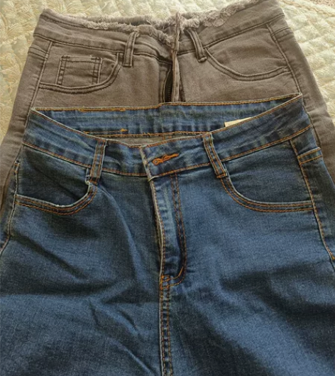 两件牛仔裤，一条是小脚裤。一条是喇叭裤，都...