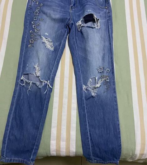 破洞牛仔裤,品牌店里买的,不穿了,给喜欢的...