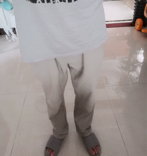 出一条棉麻裤，穿得比较少，本人穿着有点大了...